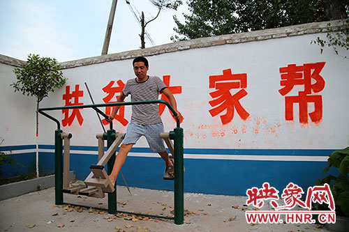 張國敬堅(jiān)持在村中的文化廣場(chǎng)上做著恢復(fù)性鍛煉。