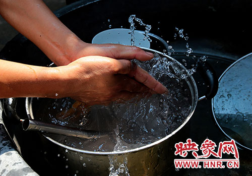 洗碗洗菜對(duì)于雙眼失明的張國敬來說，需要比常人花上更多的時(shí)間。