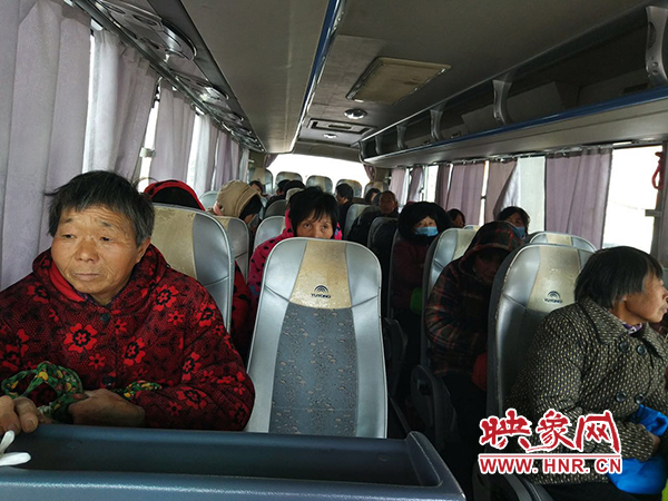 警方調(diào)來車輛，將超載人員轉(zhuǎn)運(yùn)走