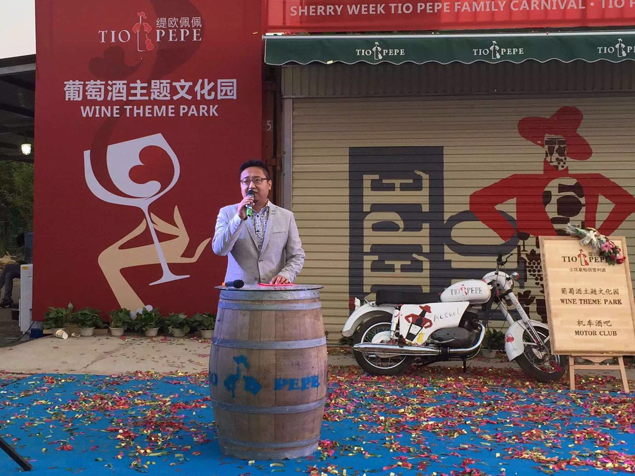 我們的巖歐巴出場(chǎng)嘍！真的是迷倒臺(tái)下一片！