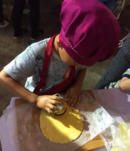 在爸爸媽媽的陪同下，親手制作餅干