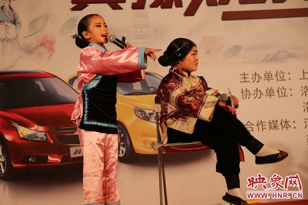 兩個小演員的表演活潑，惹得觀眾連連叫好。