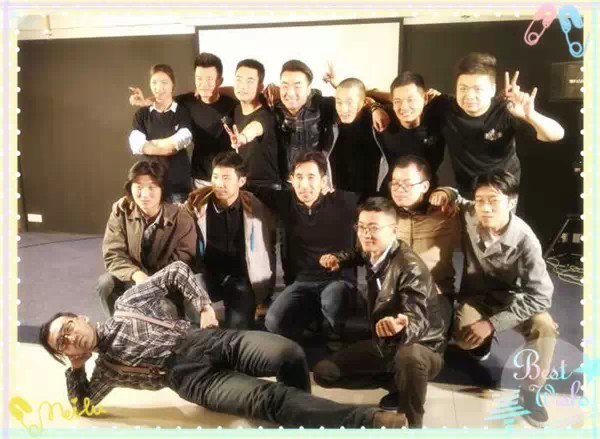 表演結(jié)束，看這哥們兒，為了和演員合影也是蠻拼的！
