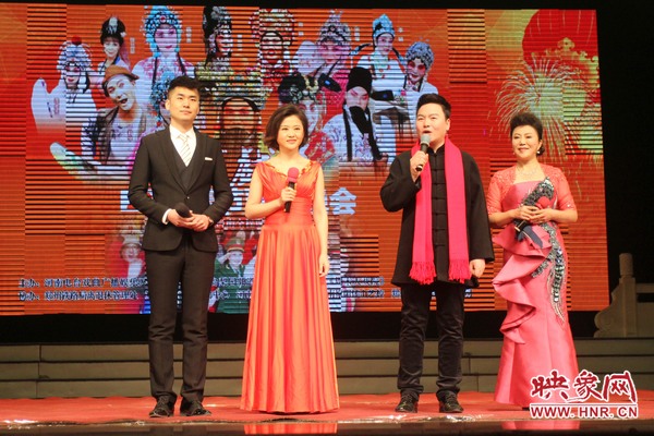 戲迷春晚主持人月陽(yáng)（右二）、李亞楠（右一）、王巖（左二）、王曉凡（左一）