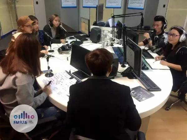 正式直播的時(shí)候，美少女們都非常認(rèn)真哦！