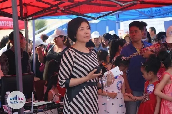 976老大木子一手手機(jī)一手對(duì)講一臉嚴(yán)肅，這是有多緊張呢？