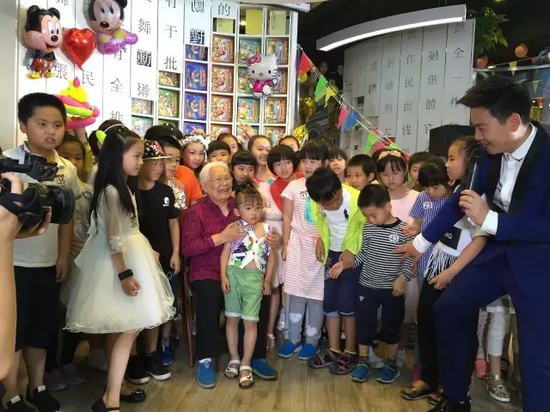 　　豫劇表演藝術(shù)家高潔老師和孩子們在一起，講述自己和戲曲的故事，祝福所有的小朋友節(jié)日快樂。