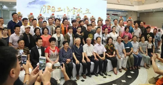 諸多藝術(shù)家和社會(huì)各界人士以及唐派弟子、戲迷到場祝賀