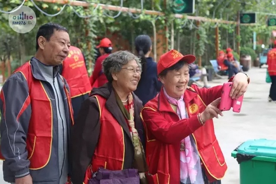 爺爺奶奶叔叔阿姨被盛運(yùn)莊園的景致吸引，紛紛拍照留影