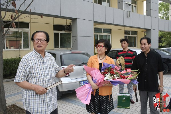  左起：著名豫劇表演藝術(shù)家賈庭聚、河南電臺戲曲廣播總監(jiān)木子、唐派再傳弟子郭志成等待看望馬云玲女士