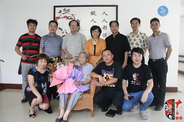 著名豫劇表演藝術(shù)家賈庭聚（后左三）與眾弟子及河南電臺戲曲廣播總監(jiān)木子（后中）、戲曲廣播品牌部主任月陽