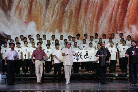 著名表演藝術(shù)家、唐派傳人賈廷聚（中），率眾弟子演唱唐派經(jīng)典名段《還我河山》