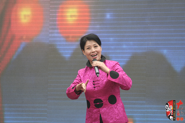 著名曲劇表演藝術(shù)家、中國(guó)戲劇梅花獎(jiǎng)獲得者方素珍演唱曲劇《風(fēng)雪配》選段“今日是我出閨的前一天晚上”