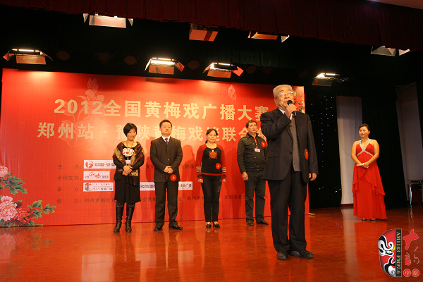 選手五人一組上臺(tái)表演，臺(tái)上為第一組選手