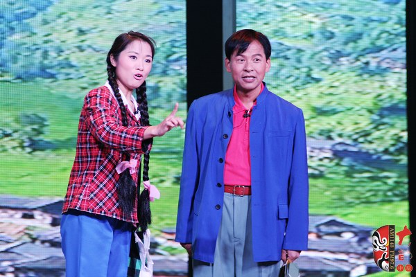 第二場(chǎng)，河南省豫劇三團(tuán)優(yōu)秀演員劉海功（右）飾栓保，安陽市票友景永芳（左）飾銀環(huán)