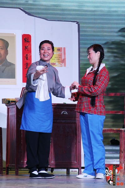 第三場(chǎng)，河南電臺(tái)戲曲廣播總監(jiān)木子（左）飾栓保娘，《梨園星秀場(chǎng)》《有你就有戲》主持人媛媛（右）飾銀環(huán)