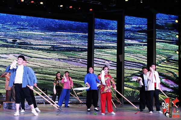 群眾勞動(dòng)場(chǎng)面，劇中演員包含票友、專業(yè)演員、戲迷