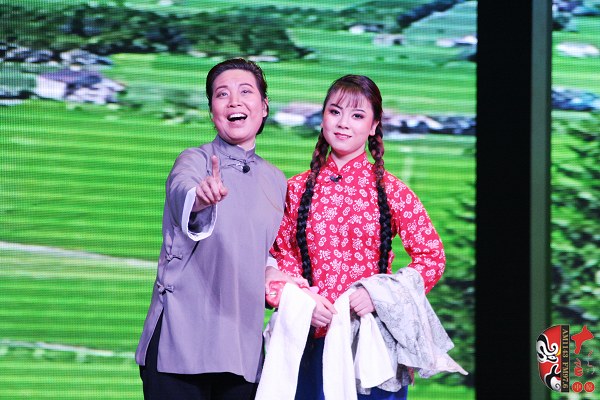 第九場(chǎng)，河南電臺(tái)戲曲廣播總監(jiān)木子（左）飾栓保娘，素雅青年豫劇團(tuán)劉帥毅（右）飾銀環(huán)