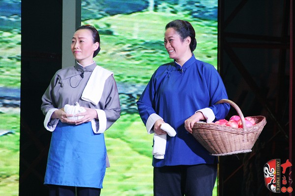 第七場(chǎng)，河南電臺(tái)戲曲廣播副總監(jiān)、中國(guó)播音主持金話筒獎(jiǎng)獲得者張彤（左）飾栓保娘