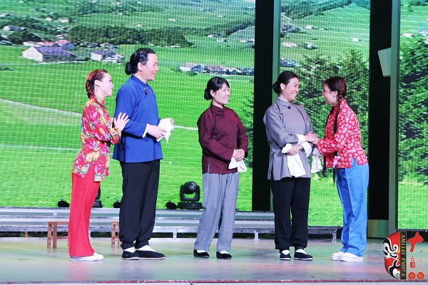 著名戲曲節(jié)目主持人、河南電臺(tái)戲曲廣播當(dāng)家小生月陽（左二）反串飾演二大娘