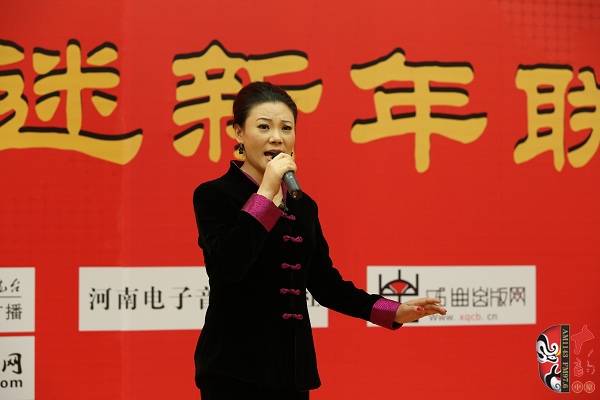 戲曲廣播主持人王唯、曉琴、丁蘭、李鋮及鄭州市曲劇團優(yōu)秀演員張娜共同表演的小品《賣鞋》