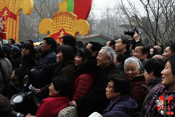 人民公園現(xiàn)場人頭攢動，其他媒體記者不得不舉起相機(jī)拍照