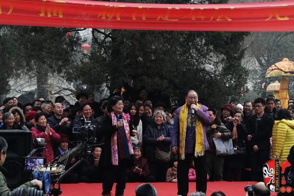 著名豫劇表演藝術(shù)家楊華瑞（左）、王善樸（右）合唱歌曲《天不下雨天不刮風(fēng)天上有太陽》