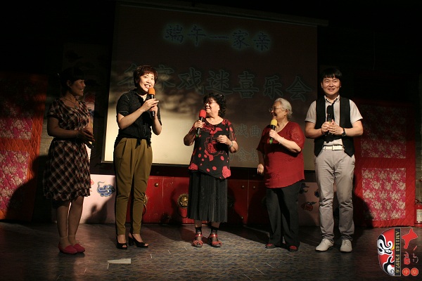 戲曲廣播總監(jiān)木子、豫劇表演藝術家楊華瑞、高潔、戲曲廣播當家小生月陽、票友張華合作表演《朝陽溝》選段