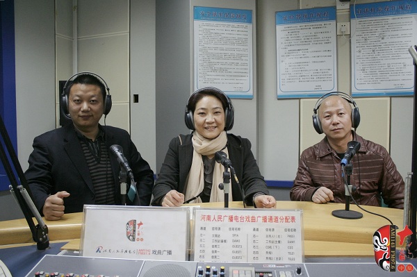 本次傳統(tǒng)古裝大戲《三哭殿》的輔導(dǎo)老師之一、著名越調(diào)演員李娟（中）及本次大戲的主要演員做客直播間