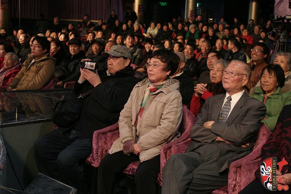著名豫劇表演藝術(shù)家張?jiān)聵s(中)、臺(tái)灣知名學(xué)者趙明普(右)