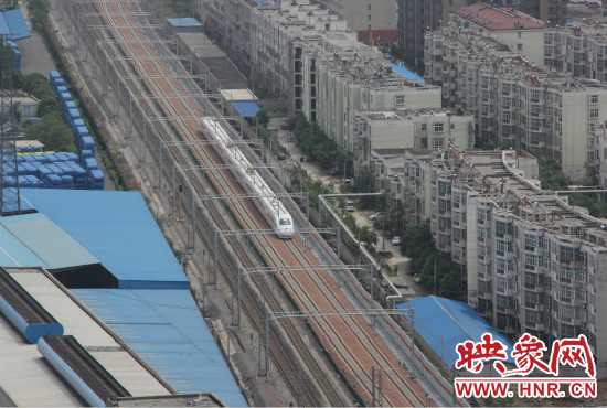 4日上午8點(diǎn)10分，隨著一聲汽笛長(zhǎng)鳴，一列“子彈頭”列車緩緩駛出鄭州車站。