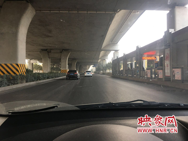 限行首日，三環(huán)橋上橋下，車輛不多，交通狀況良好。