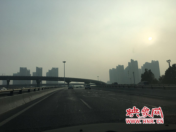 限行首日，三環(huán)橋上橋下，車輛不多，交通狀況良好。