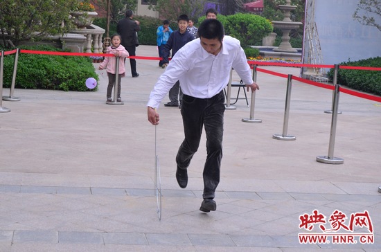 說是比賽，其實就是活力的釋放，就是開心的海洋，丟沙包、踢毽子、三人四足、滾鐵環(huán)等項目