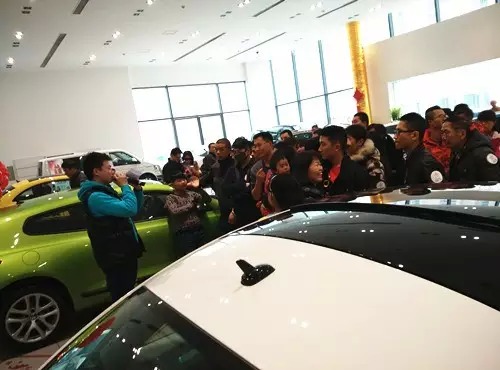 現(xiàn)場活動由私家車廣播《999車生活》主播飛揚、佳雨主持，新年呵護，溫暖你一路。