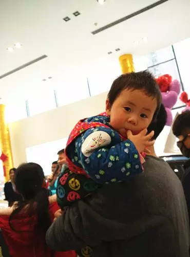 小朋友雖然你骨骼清奇，但是米、油你照樣拎不動啊，還是乖乖的油卡拿好吧。