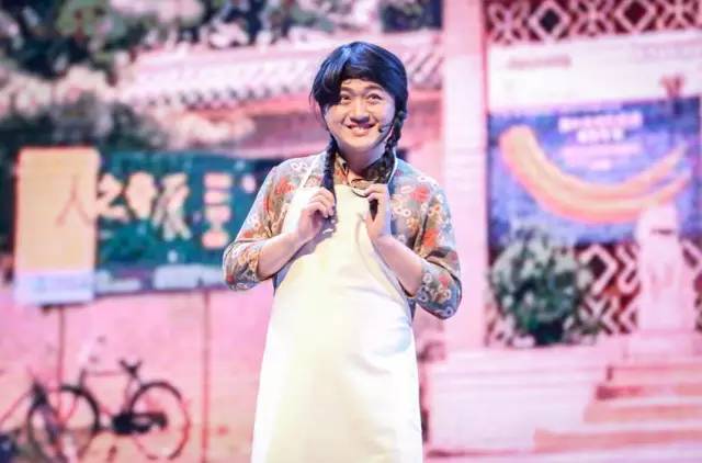 小品《那些年我們錯(cuò)過的一支舞》，主播樂天、張嵩的裝扮你給打幾分？