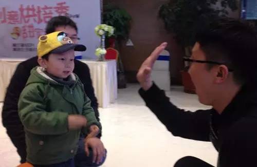 老楊你真心的是童心未泯啊，來(lái)，跟叔叔Give Me Five！