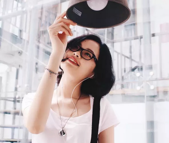 當(dāng)然，怎么能少的了美女出鏡？