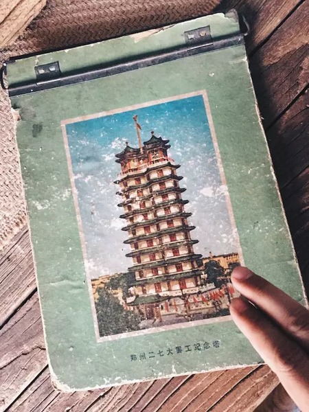 我們撫摸著鄭州的歷史，從中了解它的厚度。