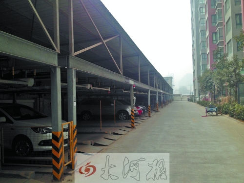 中原區(qū)新禧園小區(qū)，靠著圍墻的空地，建成兩層立體車庫。