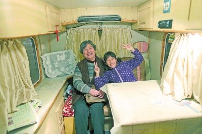 天黑了，外面風(fēng)雨交加而董怡汶坐在溫暖的房車?yán)铩? oldsrc=