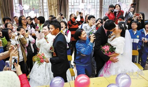 10對(duì)老師新人在校園里舉行集體婚禮，在教室里接新娘、拜堂