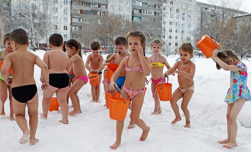 幼兒園的兒童身穿泳裝，在零下25度的雪地里沖涼水澡。