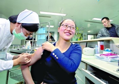 昨日，向雪敏在同濟(jì)醫(yī)院血液科病房打動(dòng)員劑，丈夫陳武右在身后注視著妻子 記者傅克強(qiáng)
