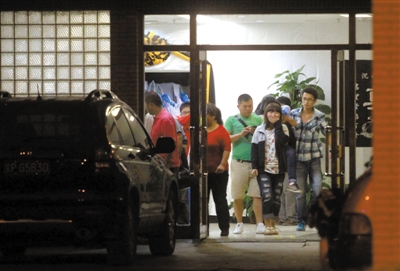 2012年9月17日，廠橋小學(xué)門(mén)口，一女子駕車(chē)錯(cuò)將油門(mén)當(dāng)剎車(chē)，撞死一男學(xué)生。