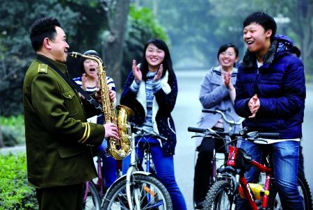 自學(xué)三種樂器，大學(xué)保安哥夢想開音樂會