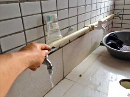 宿舍沒水學生接雨水洗澡？學校稱是學生惡作劇