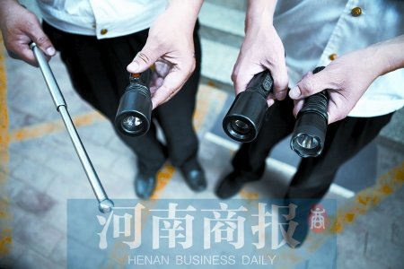 鄭州8名小學(xué)生持警棍、電擊槍街頭“火拼”