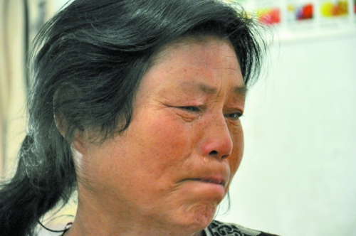 談及女兒的病情，王學(xué)鳳不禁哭了出來